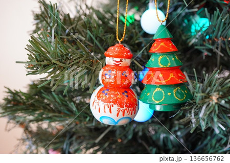 クリスマスツリーに飾られた可愛いオーナメント装飾 136656762