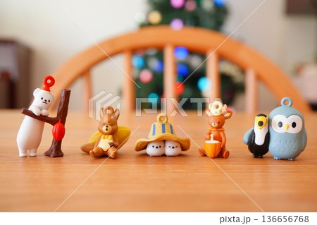 可愛い動物ミニフィギュア クリスマス背景の小物撮影 可愛い動物ミニフィギュア クリスマス背景の小物撮影 136656768