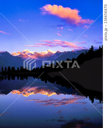 マセソン湖の夕景 136656870