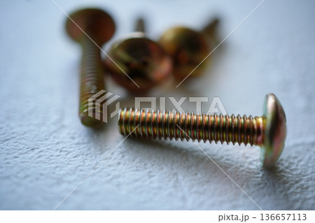 虹色に輝く金属ボルトのマクロ撮影 工業部品の質感 虹色に輝く金属ボルトのマクロ撮影 工業部品の質感 136657113