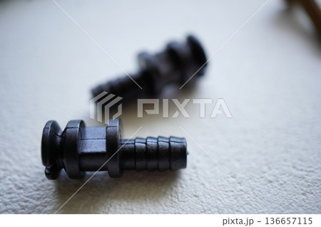 黒いプラスチックアンカーの接写　建築固定部品 136657115