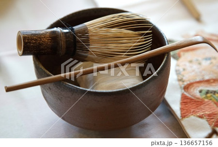 茶碗に添えられた竹製の茶筅と茶杓 136657156