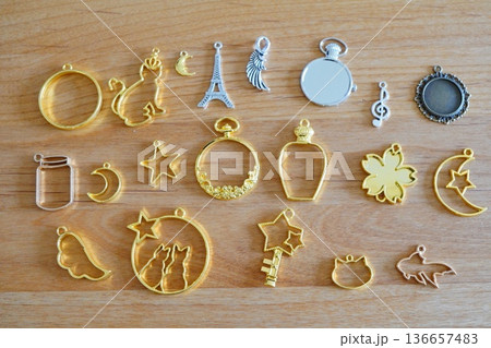 レジン用空枠チャームとアクセサリーパーツ素材 136657483