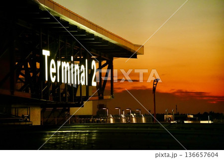 成田空港第二ターミナルから見える夕焼け 成田空港第二ターミナルから見える夕焼け 136657604