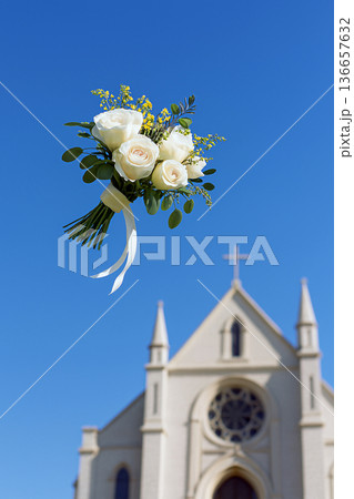 教会挙式　ブーケトス 136657632