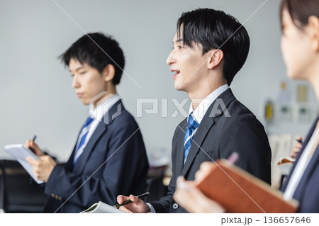 セミナーに参加するビジネスパーソン 136657646