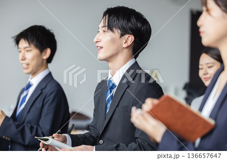セミナーに参加するビジネスパーソン 136657647