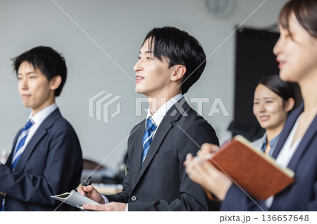 セミナーに参加するビジネスパーソン 136657648