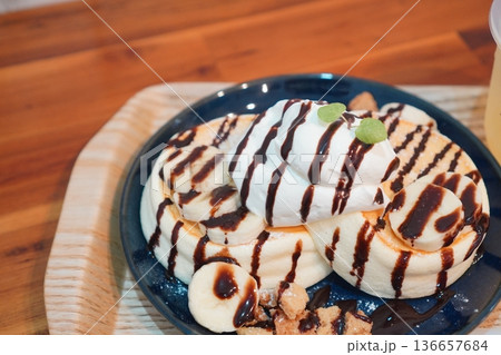 チョコバナナと生クリームたっぷりのふわふわパンケーキ チョコバナナと生クリームたっぷりのふわふわパンケーキ 136657684