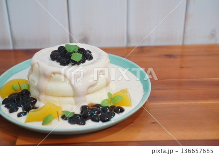 タピオカとソースを添えたふわふわパンケーキプレート 136657685