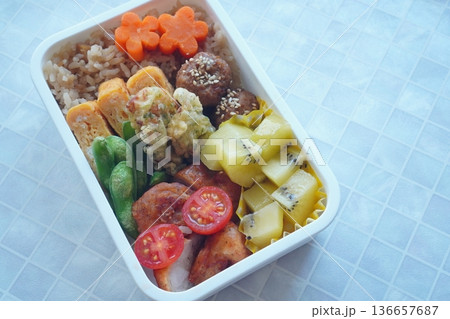 彩り豊かな手作り弁当とフルーツ入りランチボックス 136657687