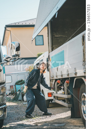 truck driver 136657853