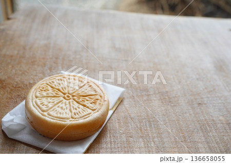 レモン模様の和菓子を木のテーブルに置いた構図 136658055