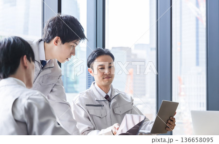打ち合わせをするエンジニア 打ち合わせをするエンジニア 136658095