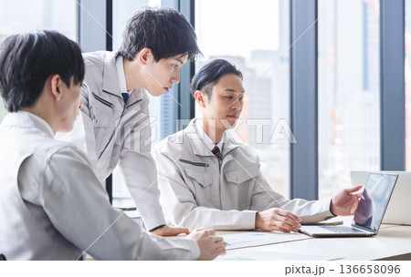 打ち合わせをするエンジニア 136658096