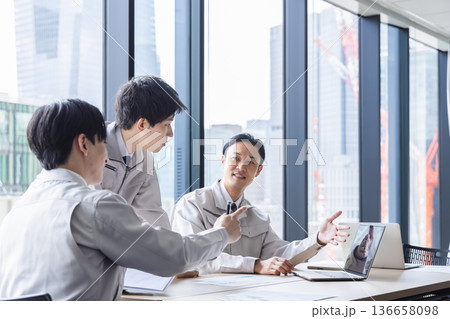 打ち合わせをするエンジニア 136658098