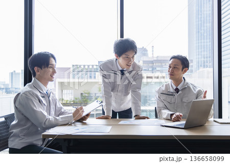 打ち合わせをするエンジニア 136658099