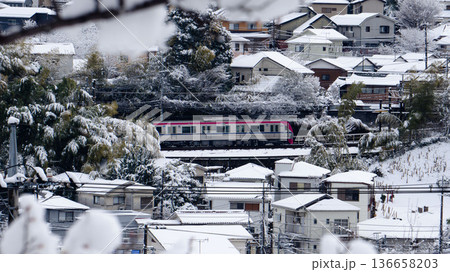 雪の住宅街を走る京王線 136658203