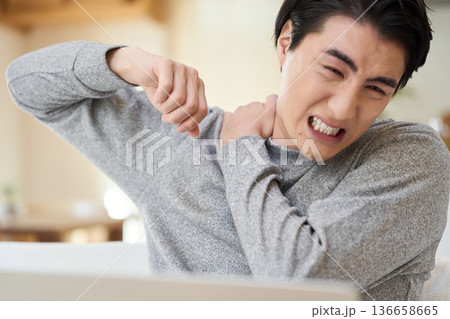 肩が痛くて腕を回すアジア人男性 肩が痛くて腕を回すアジア人男性 136658665