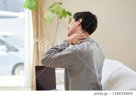 首が痛くて手を当てるアジア人男性 136658669