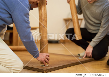 DIYでテーブルを組み立てるアジア人男性 DIYでテーブルを組み立てるアジア人男性 136658677