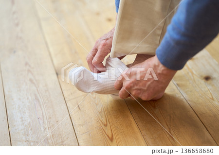 靴下を履くアジア人シニア男性 136658680