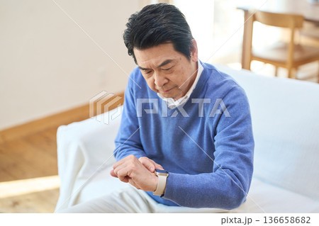 スマートウォッチで健康管理をするアジア人シニア男性 136658682