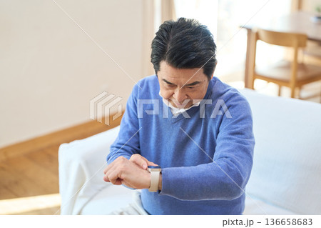 スマートウォッチで健康管理をするアジア人シニア男性 136658683