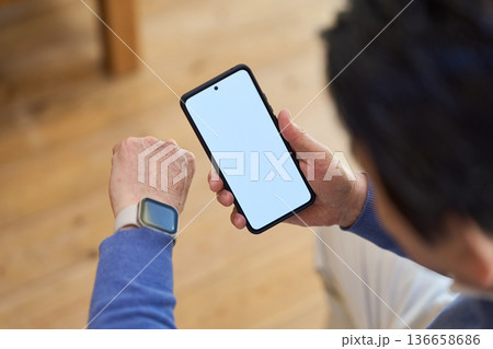 スマートデバイスで健康管理をするアジア人シニア男性 スマートデバイスで健康管理をするアジア人シニア男性 136658686