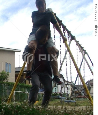 公園で肩車するカップル 公園で肩車するカップル 136658783