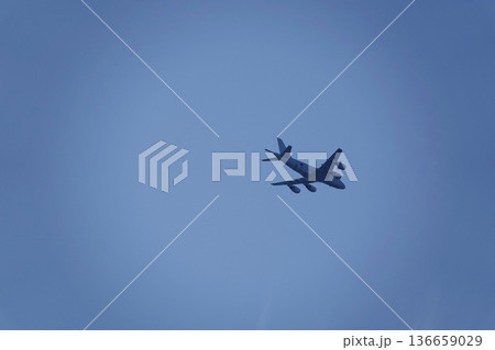 快晴の青空を飛ぶジェット飛行機 136659029