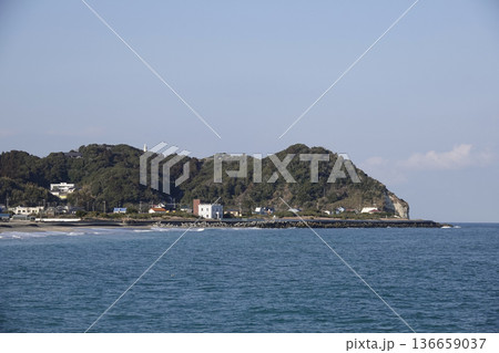 対岸から見た岬の風景 小さく白い灯台が見える 136659037