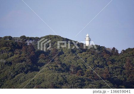 岬の高台に建つ白い灯台 岬の高台に建つ白い灯台 136659041