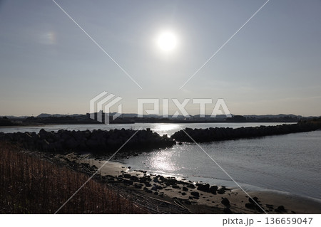 夕陽の反射でキラキラと輝く水面と対岸の風景 136659047