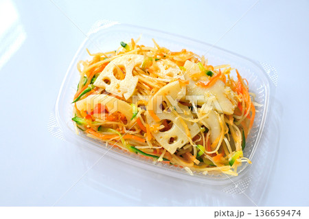 ごぼうと蓮根のさっぱりサラダ ごぼうと蓮根のさっぱりサラダ 136659474
