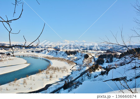 信濃川・越後三山冬景色 136660874