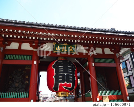 浅草の観光名所　雷門 136660971