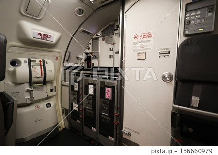 飛行機の最後部のギャレー 飛行機の最後部のギャレー 136660979