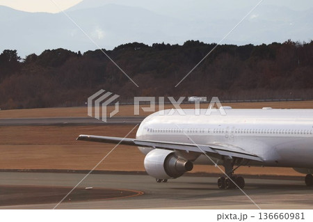 滑走路へ向かう飛行機 滑走路へ向かう飛行機 136660981