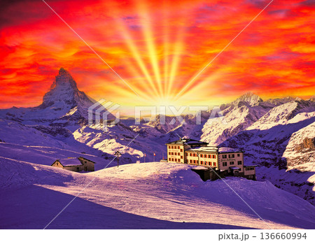 厳冬期のツェルマットスキーリゾートの夕景 136660994