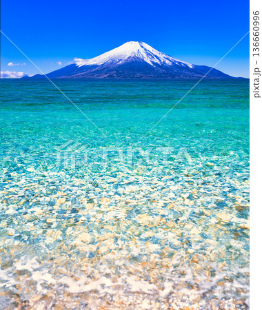 サンゴ礁の海と富士山合成 136660996