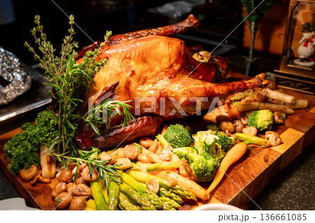 Top view of roasted chicken, focus selective Top view of roasted chicken, focus selective 136661085