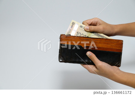 財布から一万円札を出す手元のアップ 財布から一万円札を出す手元のアップ 136661172