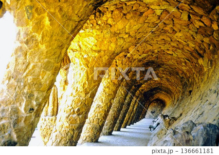 スペイン、バルセロナのグエル公園 136661181