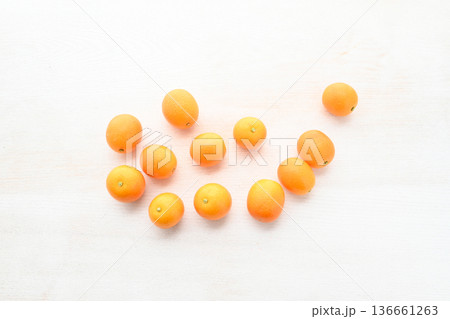 余白のある金柑の俯瞰写真 136661263