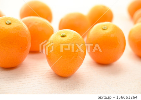 金柑のクローズアップ写真 136661264