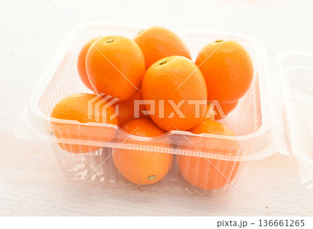 プラスチック容器に入った金柑 プラスチック容器に入った金柑 136661265