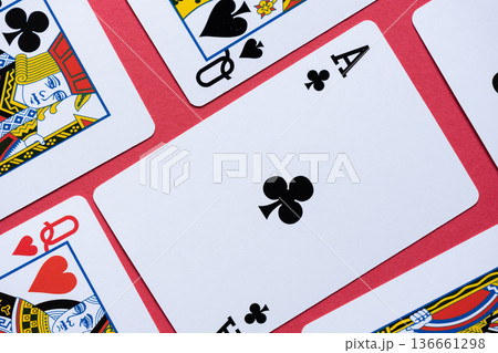 赤背景に並ぶトランプ 136661298