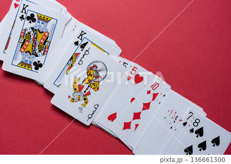 赤背景に並ぶトランプ 赤背景に並ぶトランプ 136661300