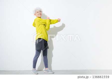 ストレッチをするシニア女性 136661559